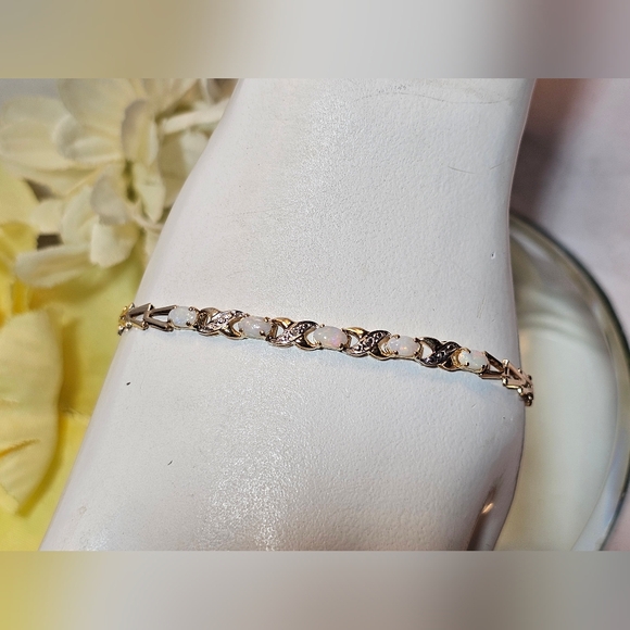 STUNNING Opal Bracelet set in 10k Yellow Gold - Picture 1 of 10